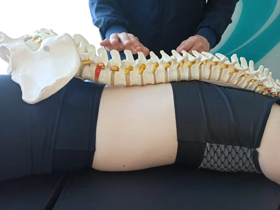 Dr. Henrique Chaves realizando atendimento de fisioterapia e quiropraxia esportiva em Brasília